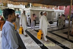 Ritual of Roshani at the Dargah 